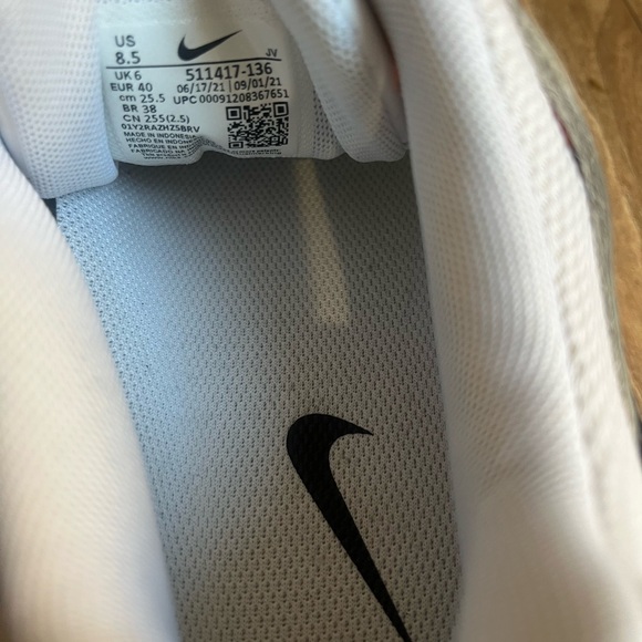 Nike White and Black Sneakers - Picture 5 of 9